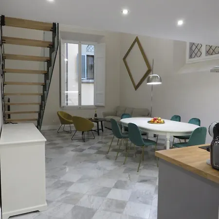 Frame House 아파트