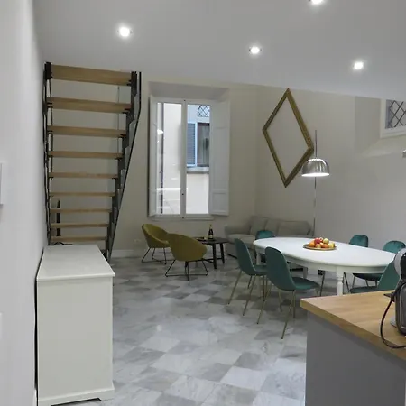 Frame House 아파트